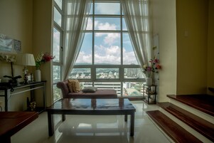 파노라믹 로프트, 욕실 2개, 산 전망 | 거실 공간 | 케이블 채널 시청이 가능한 32인치 LCD TV, TV, 넷플릭스