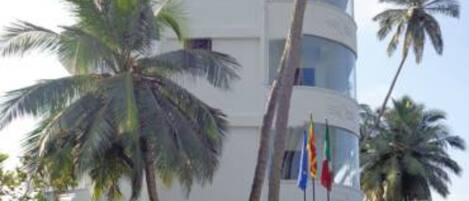 Overnatningsstedets facade – aften/nat