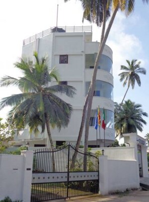 住宿正面 - 傍晚/夜晚