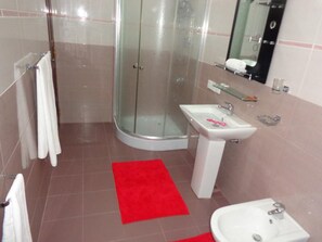 Douche, articles de toilette (gratuits), serviettes fournies