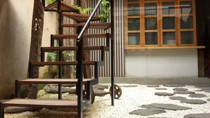 Una escalera que lleva a un balcón con vista al exterior de un edificio.