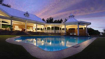 Outdoor pool, an infinity pool