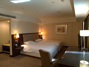 Royal Twin Room | Minibar, in-room safe, desk, laptop workspace - Nisus Hotel (New Taipei City)