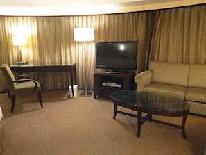 Grand Quadruple Room | Living room