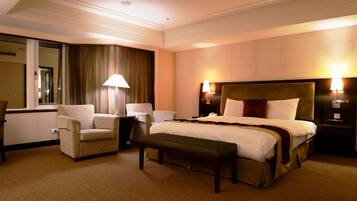 Executive Double Room | Minibar, in-room safe, desk, laptop workspace