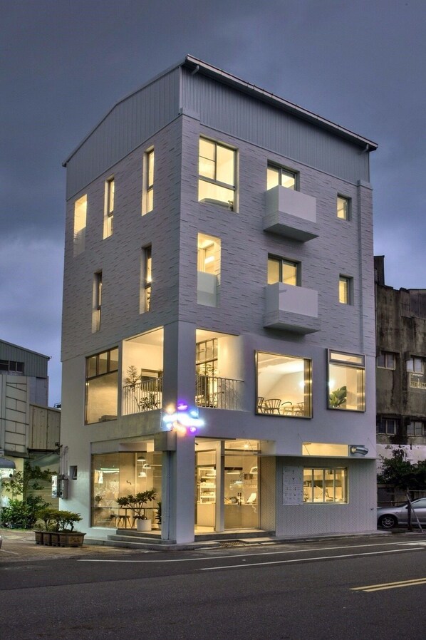 Front of property - evening/night - Rgb Stay Life (Tainan)