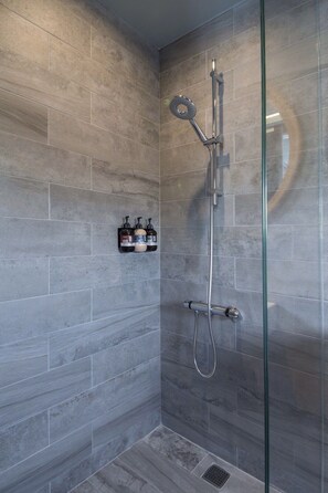 Basic Double Room, 1 Double Bed | Bathroom