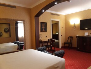 Edredones de plumas, minibar, caja fuerte y mobiliario individual