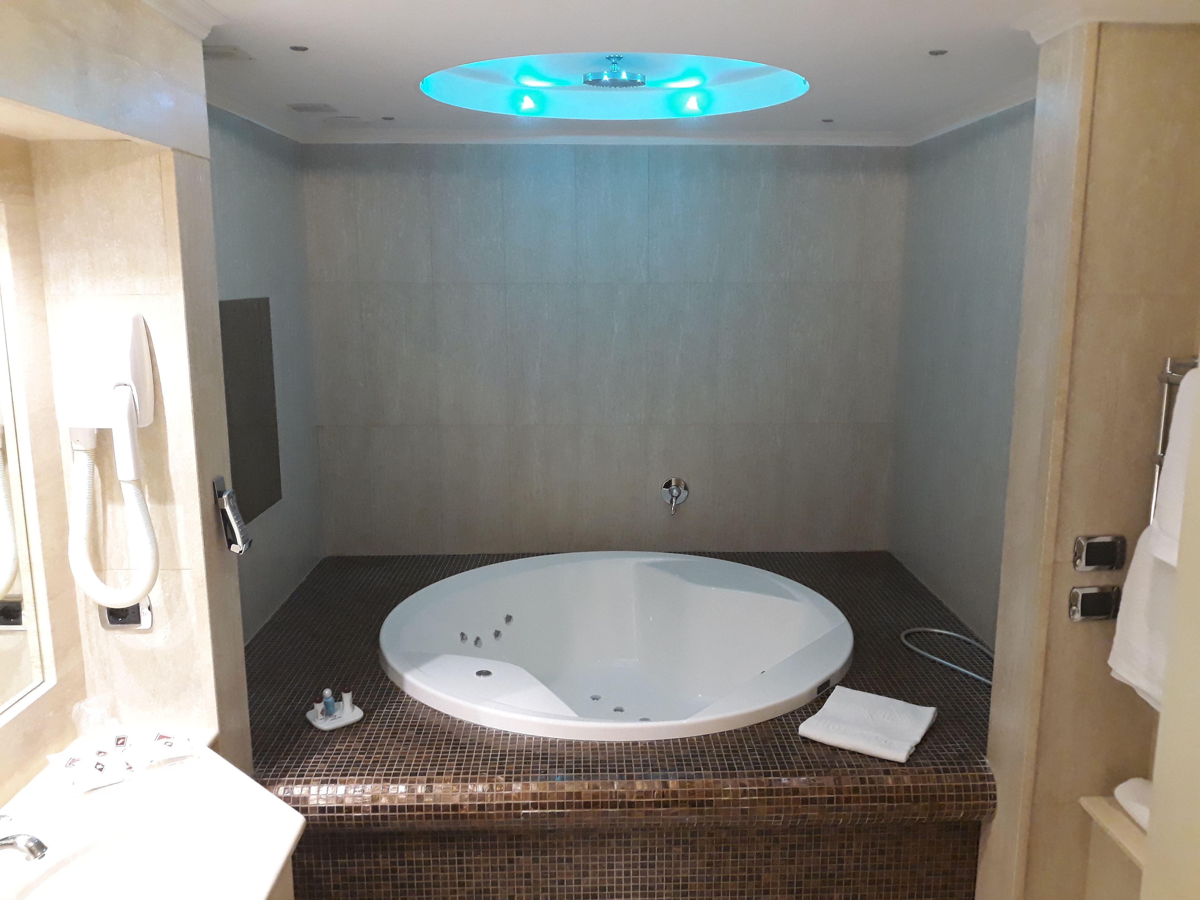 suite | room amenity