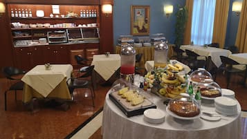 Sarapan ala kontinental setiap hari (EUR 8 per orang)