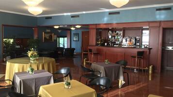 Daily continental breakfast (EUR 8 per person)