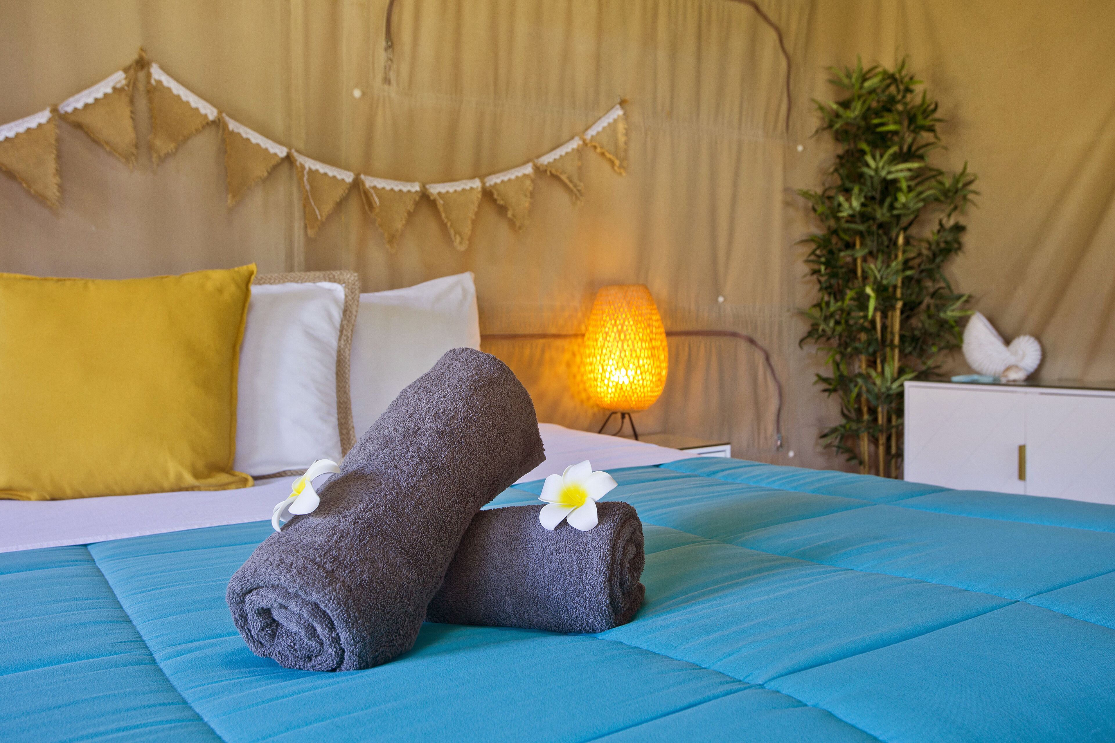 King Twin Glamping Tent | Rollaway beds, bed sheets