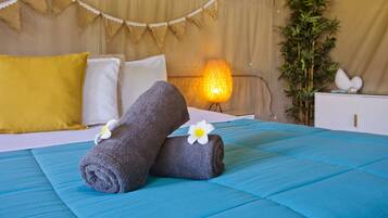 King Twin Glamping Tent | Rollaway beds, bed sheets