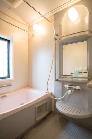 Ferienhaus, 3 Schlafzimmer | Badezimmer | Badewanne und Dusche (separat), kostenlose Toilettenartikel