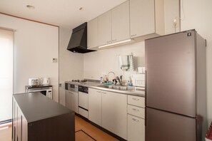 Casa, 3 habitaciones | Cocina privada | Frigorífico, microondas, placa de cocina y lavavajillas