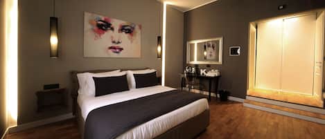 Un dormitorio moderno con una cama grande, una mesita de noche, un espejo y un armario.