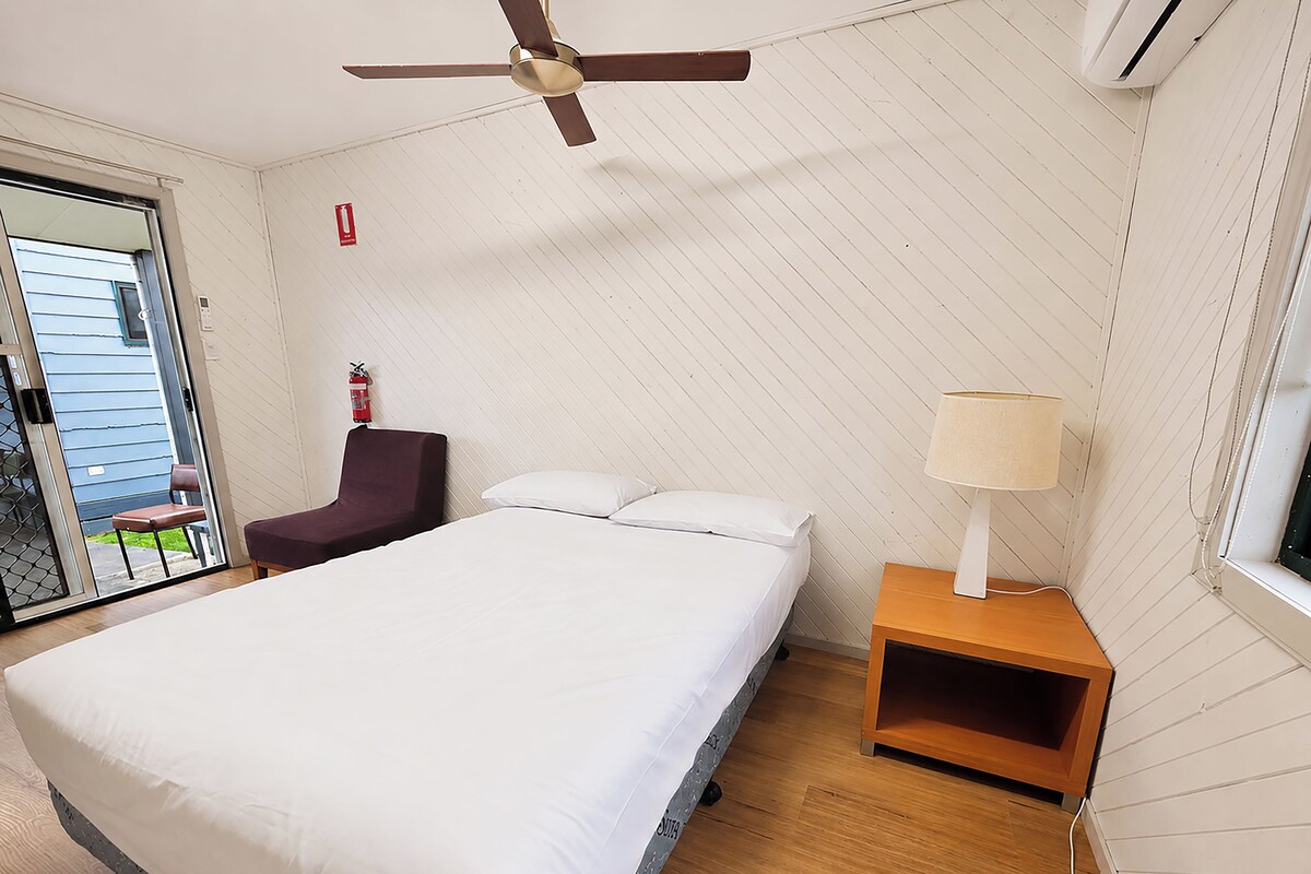 Economy Motel Room - External Ensuite | Desk, WiFi (free), bed sheets