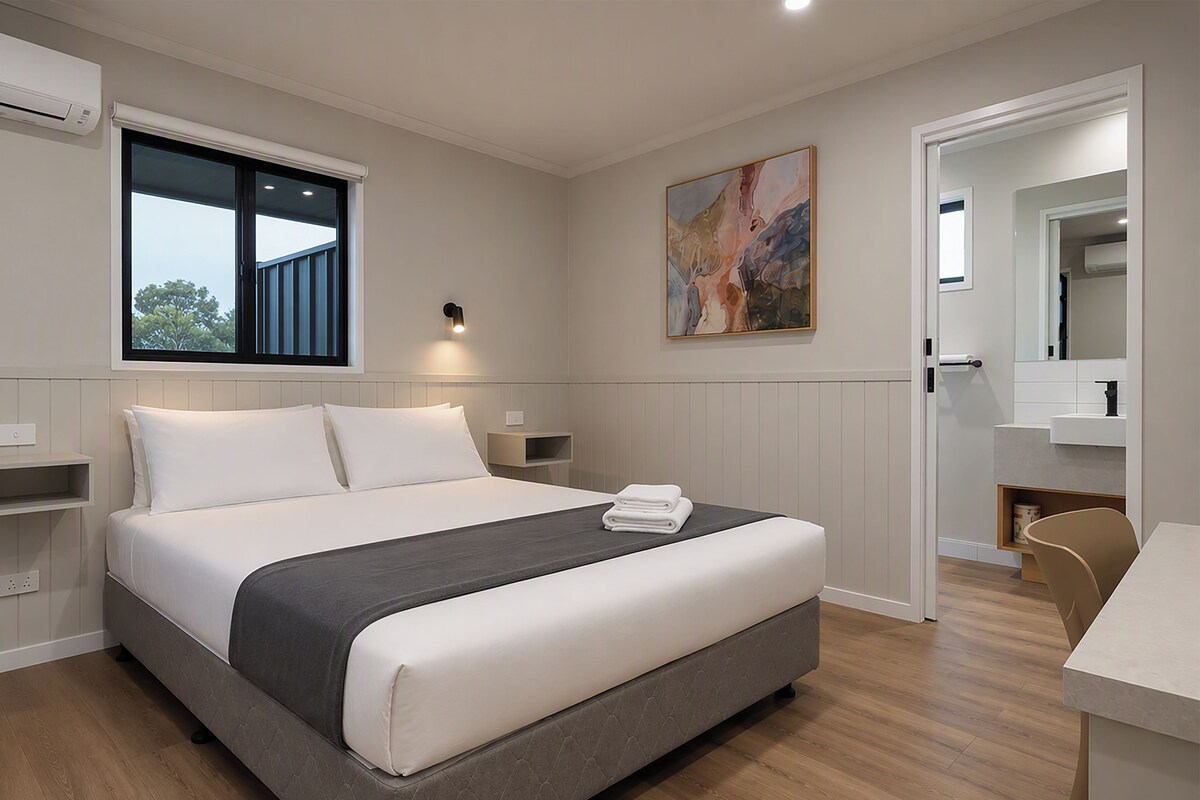 Superior Motel Room | Desk, WiFi (free), bed sheets
