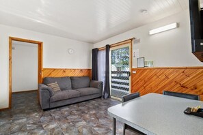 Cabaña económica, 2 habitaciones | Zona de estar