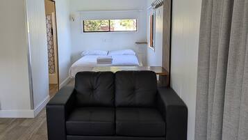 Standard Studio | Desk, WiFi (free), bed sheets