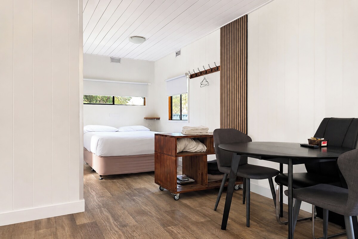 Standard Studio | Desk, WiFi (free), bed sheets
