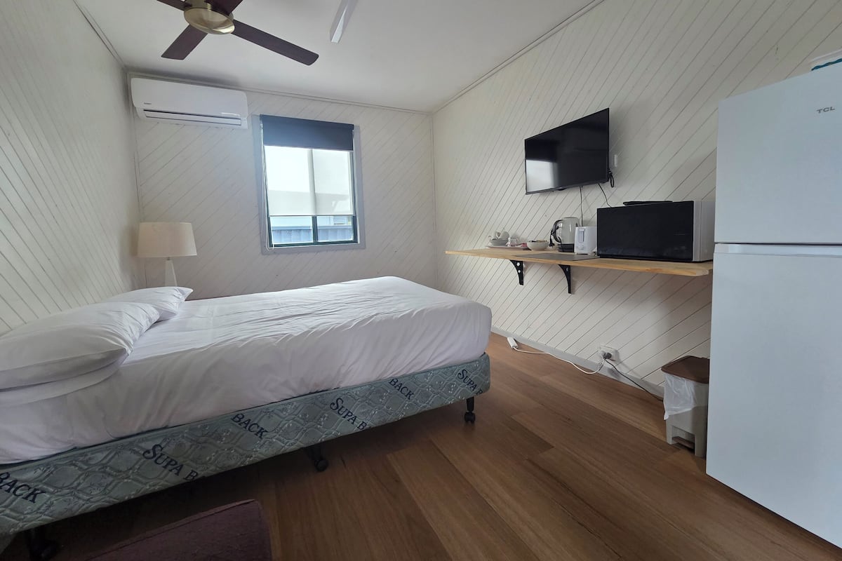 Economy Motel Room - External Ensuite | Free WiFi, bed sheets
