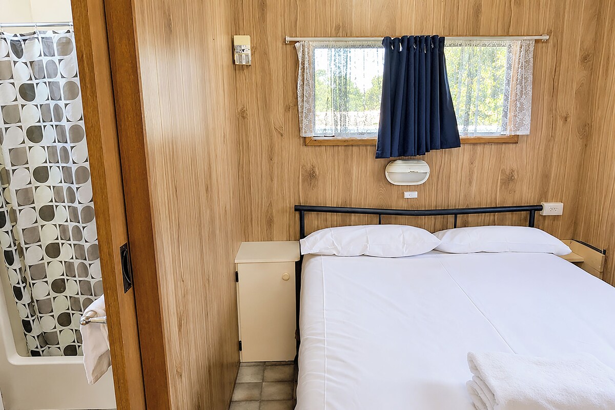 Economy Studio | Desk, WiFi (free), bed sheets