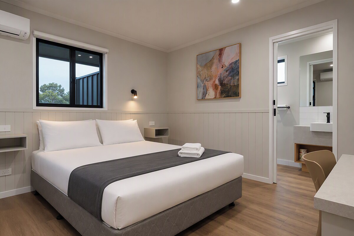 Superior Motel Room | Desk, WiFi (free), bed sheets