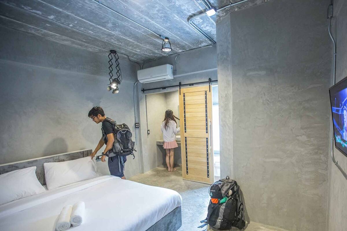 Premium bedding, free WiFi