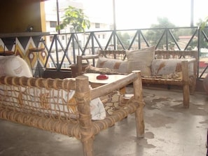 Terrace/patio - Arusha Backpackers Hotel - Hostel (Arusha)