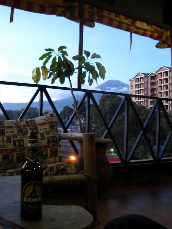 Rooftop terrace - Arusha Backpackers Hotel - Hostel (Arusha)