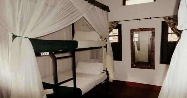 Desk, free WiFi, bed sheets - Kilimanjaro Backpackers Hotel - Backpacker (Moshi)