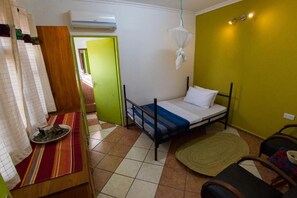 Desk, free WiFi, bed sheets - Kilimanjaro Backpackers Hotel - Backpacker (Moshi)