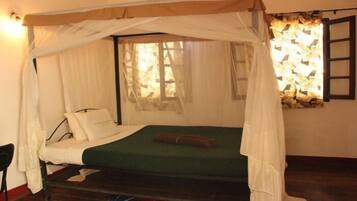 Een bureau, gratis wifi, beddengoed