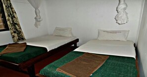 Desk, free WiFi, bed sheets - Kilimanjaro Backpackers Hotel - Backpacker (Moshi)