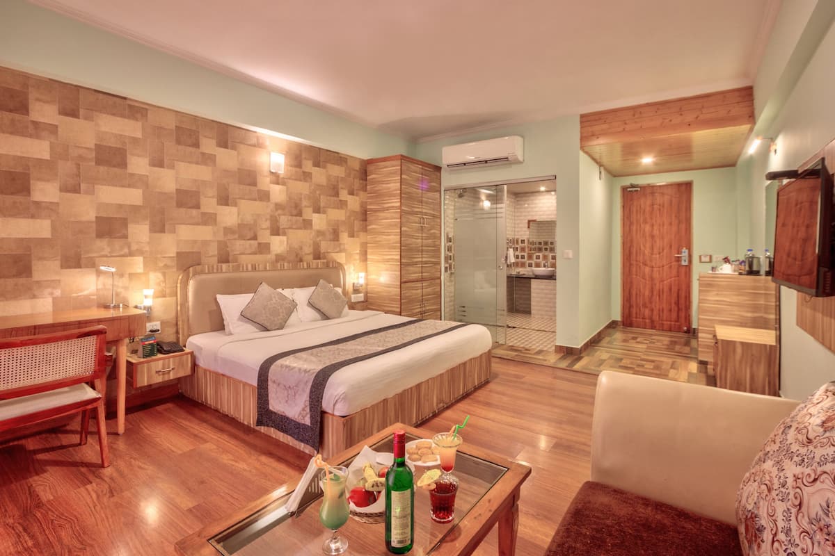 Habitación superior | Ropa de cama de alta calidad, colchones con acolchado adicional, minibar
