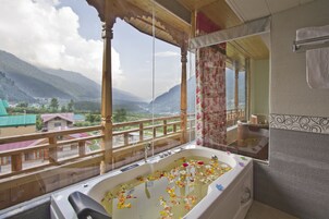 Häämatkasviitti | Kylpyhuone | Suihku, ilmaiset hygieniatuotteet, hiustenkuivaaja, tohvelit