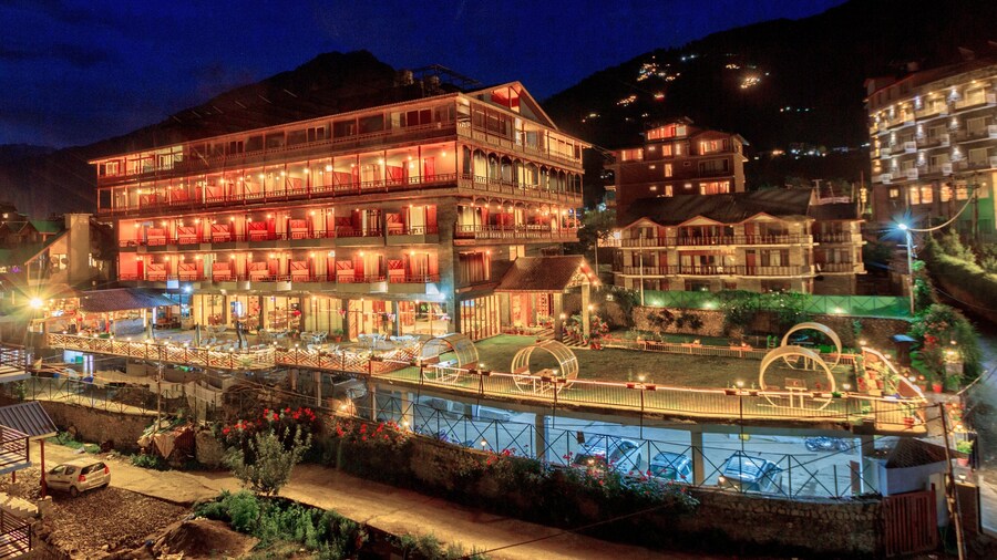 Snow Flakes Resort And Spa Centrally Heated Luxury Resort