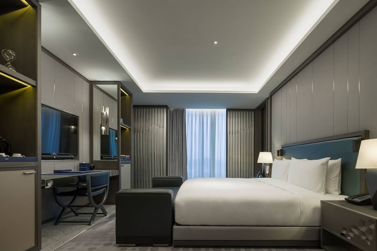 Suite | Luxe beddengoed, een minibar, een kluis op de kamer, een bureau