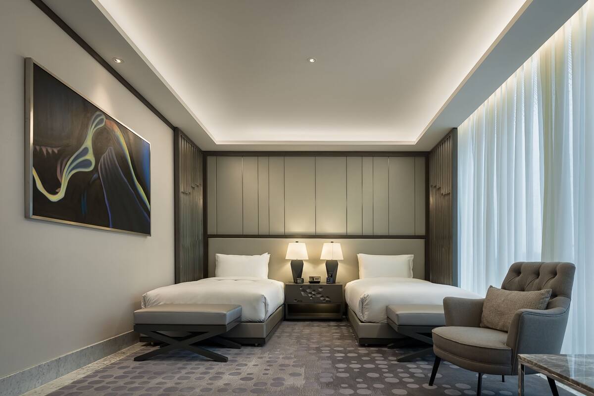 Luxe beddengoed, een minibar, een kluis op de kamer, een bureau