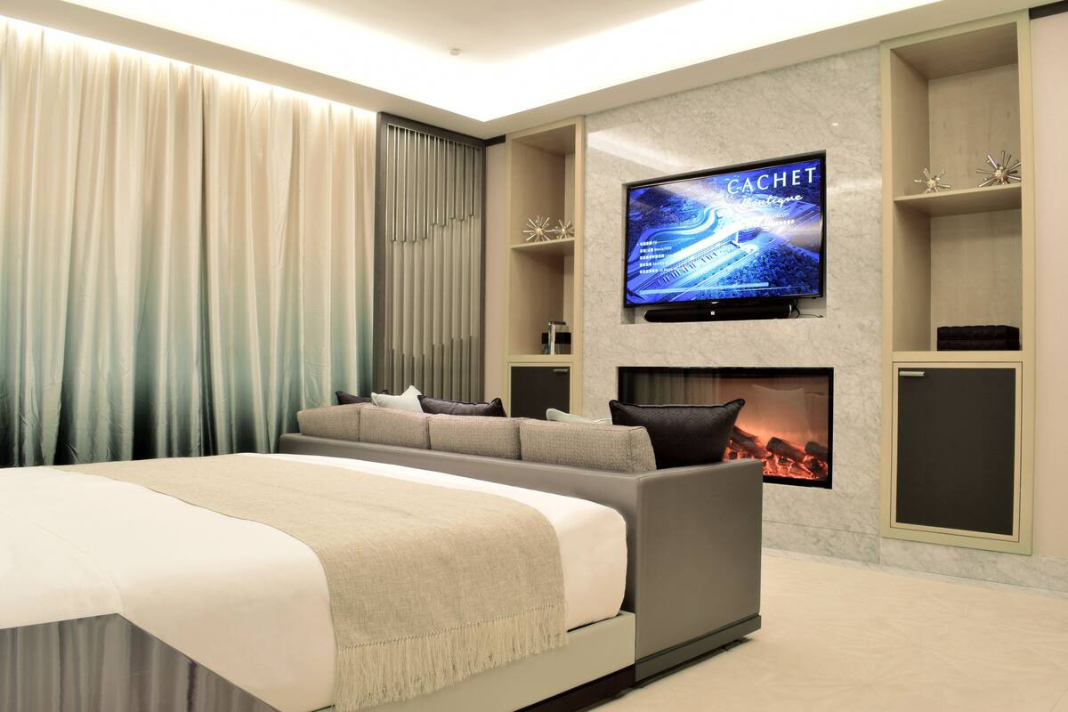 Suite | Luxe beddengoed, een minibar, een kluis op de kamer, een bureau