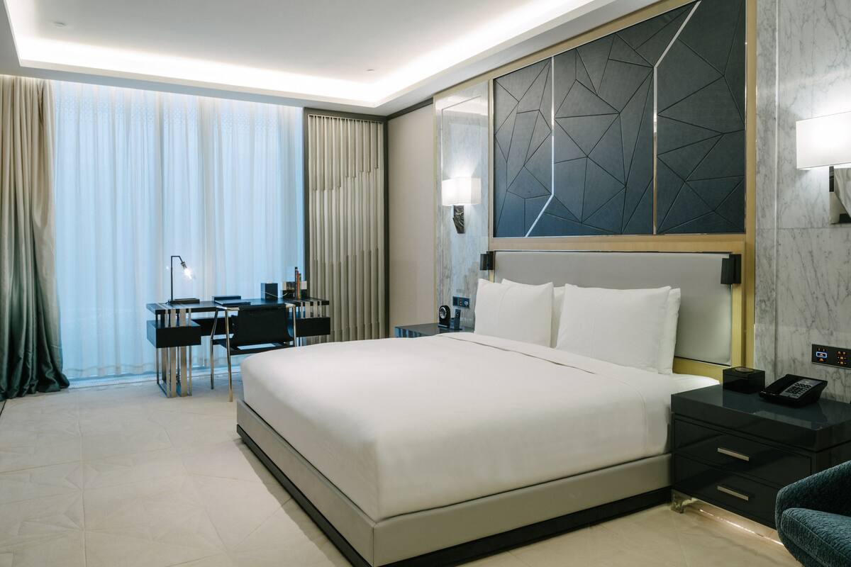 Suite | Luxe beddengoed, een minibar, een kluis op de kamer, een bureau