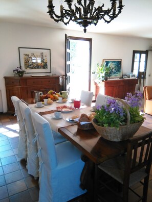 Café da manhã com buffet grátis todos os dias