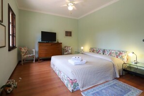 Comfort Triple Room, Garden View (Ortensia) | Meja, katil lipat simpan/tambahan, Wi-fi percuma, cadar katil 