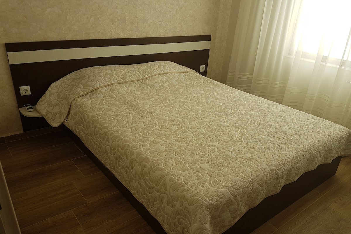 1 bedroom, desk, blackout drapes, soundproofing