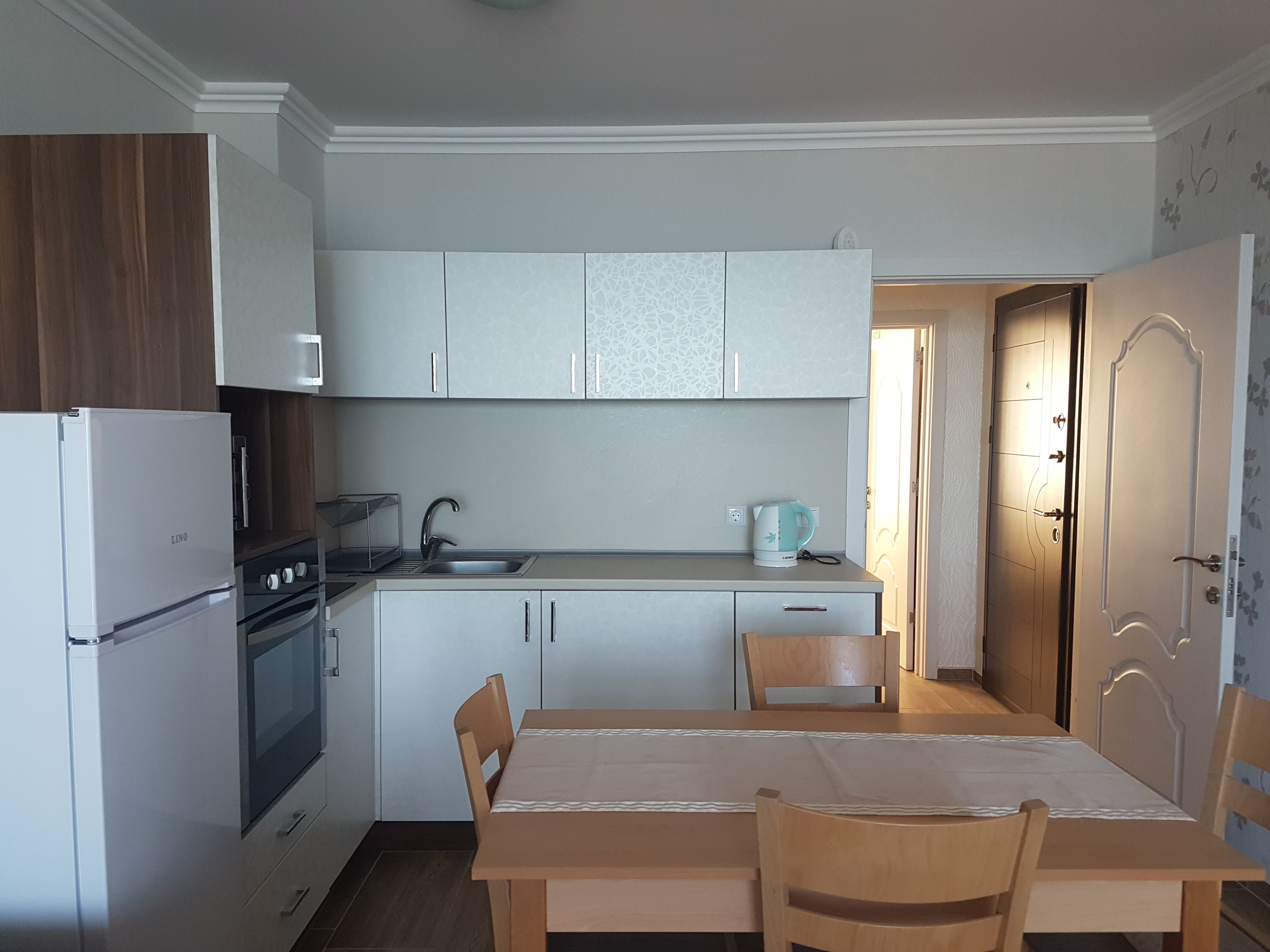 Coffee/tea maker, fridge, microwave, stovetop