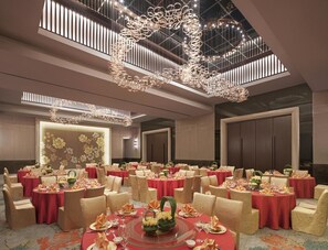 2 restaurants; breakfast, lunch, dinner, and brunch served
