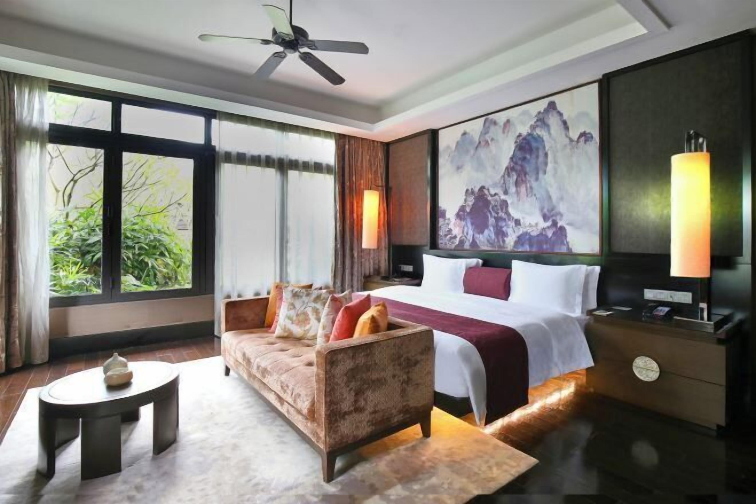 Roupas de cama premium, frigobar, cofres nos quartos, escrivaninha