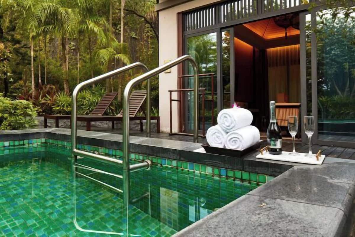 Roupas de cama premium, frigobar, cofres nos quartos, escrivaninha