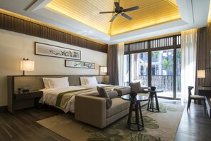 Ylelliset vuodevaatteet, minibaari, tallelokero huoneessa, työpöytä